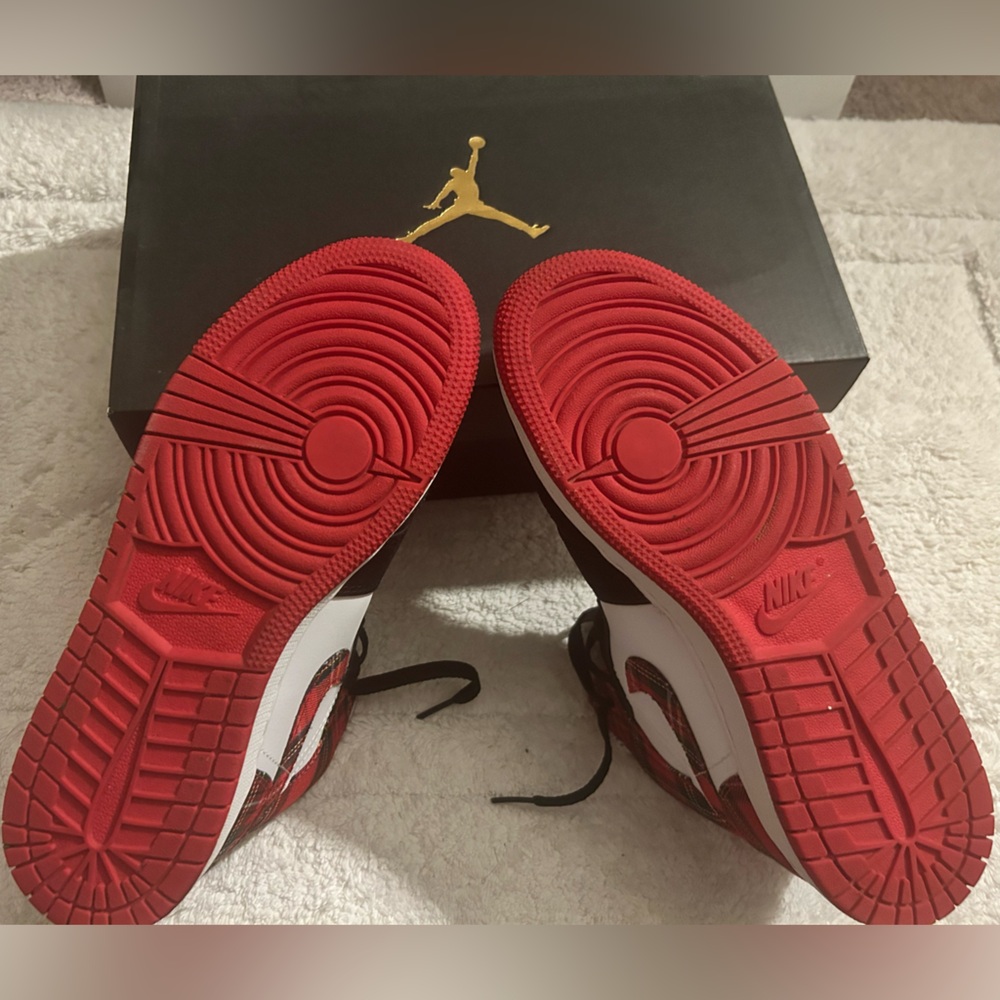Big Kids/Youth Air Jordan 1s - Picture 5 of 6